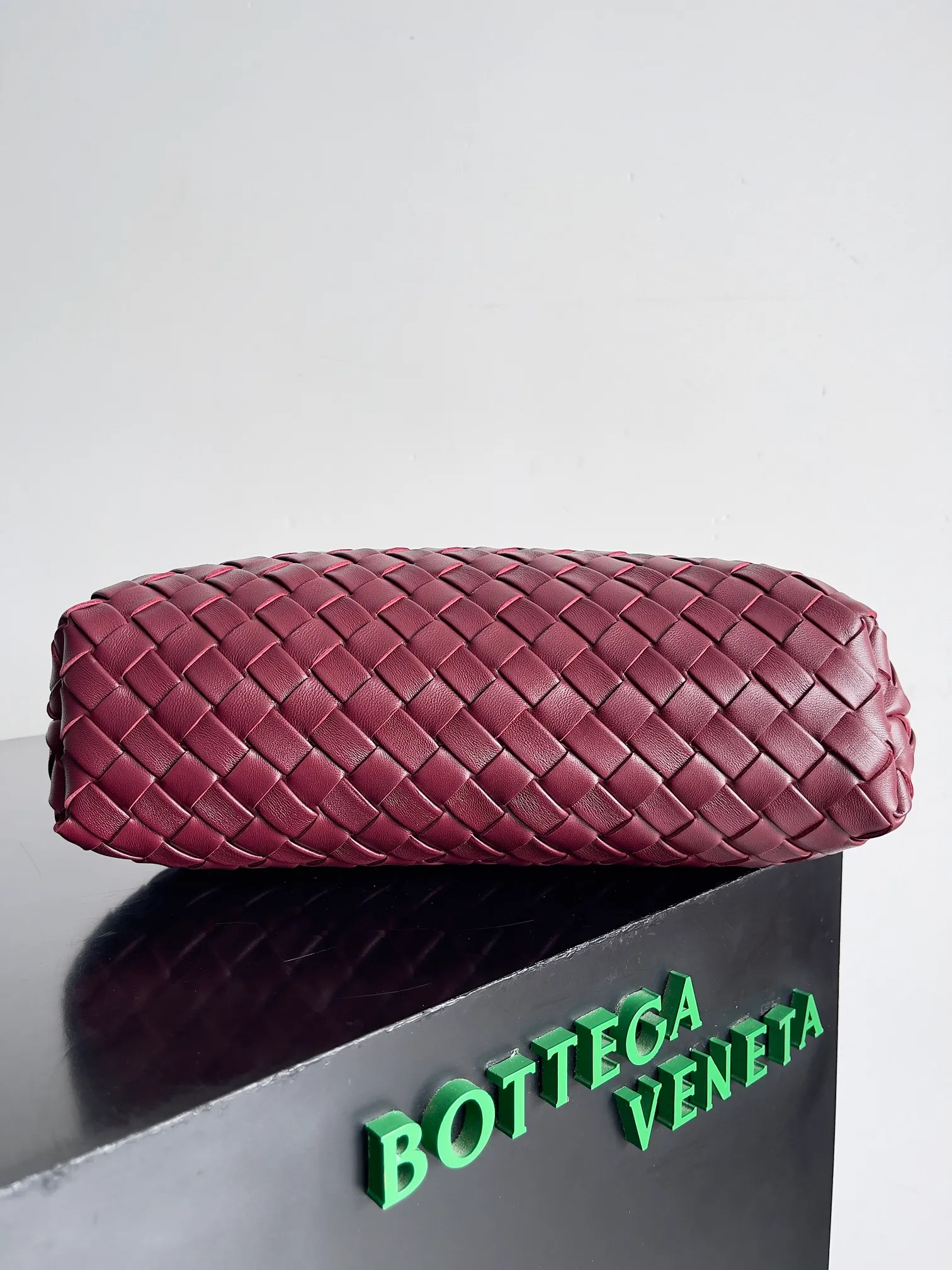 Batch 2260 BOTTEGA VENETA Lady's LAUREN CLUTCH Chain Clutch was inspired by 40 years ago. It is a perfect fusion of classic and modern bags. It is effortless and fashionable for any occasion and at any time. The newly added detachable metal chain allows people to have more ways to carry it. It is grand and elegant. Style No.: 785807 Size: 31.5*16.5*11cm